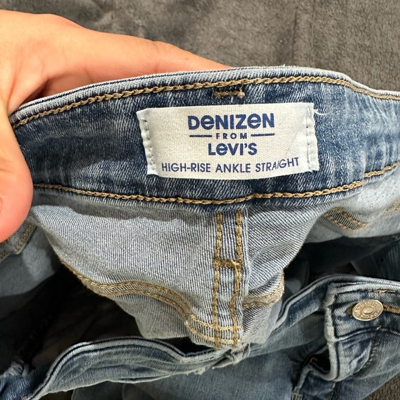 DENIZEN Levi's Women's High-Rise Sculpting Straight Jeans - Seaside Fade Size 10 - Picture 8 of 10